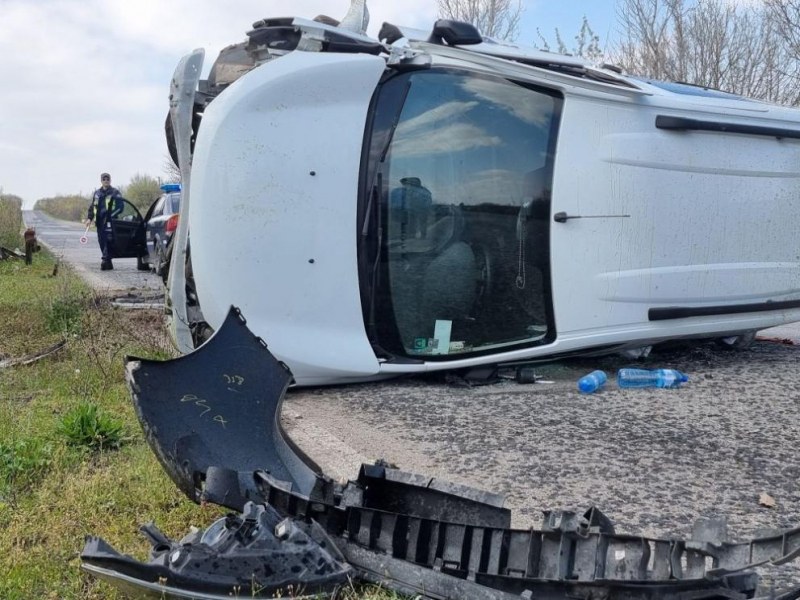 Бус катастрофира на пътя Пловдив-Хасково в ранния следобед. Инцидентът е