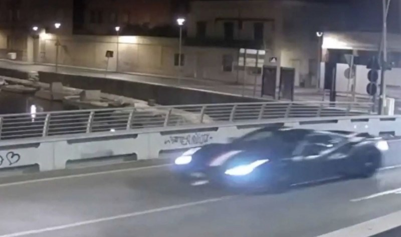 Луда гонка! Пилот от Формула 1 гони крадци с личното си Ferrari  ВИДЕО