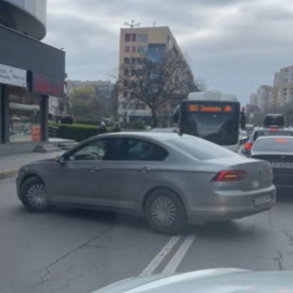 Шофьорка блесна с опасна маневра в София Дамата зад волана