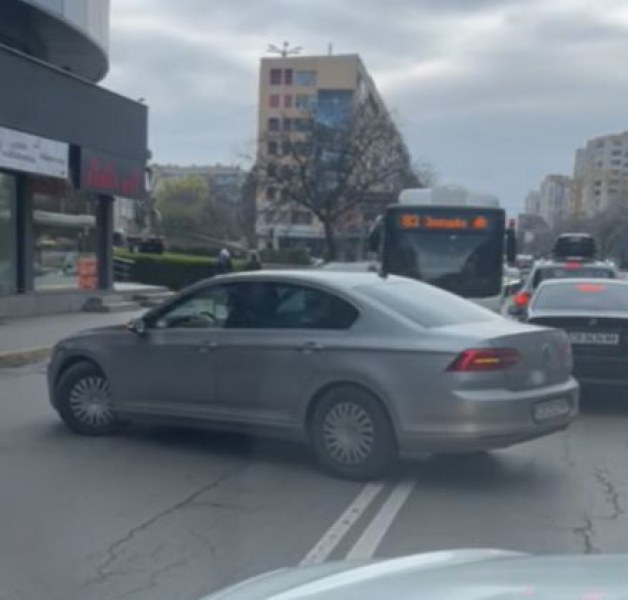 Шофьорка се прояви с безумна маневра в София ВИДЕО