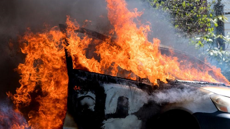 Три сервиза изгоряха в Бургас, работник е обгазен
