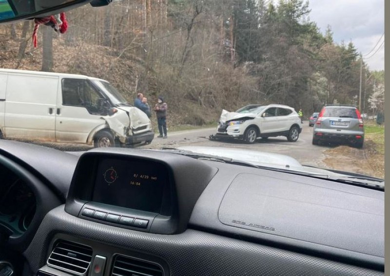 Тежка катастрофа е станала на пътя Самоков - София, съобщават