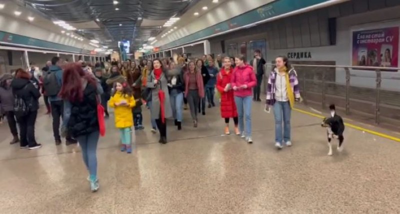 На днешния Лазаровден изнедващ флашмоб в Софийското метро зарадва минувачите,