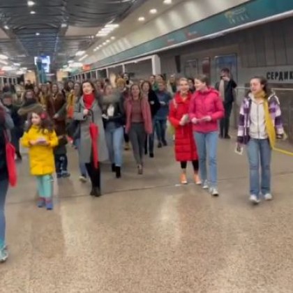 На днешния Лазаровден изнедващ флашмоб в Софийското метро зарадва минувачите
