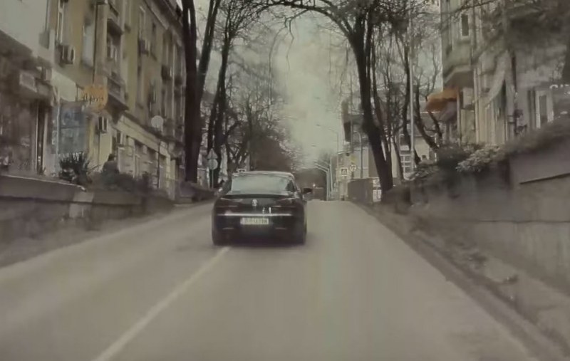 Опасно! Неадекватна шофьорка криволичи из улиците на Варна ВИДЕО