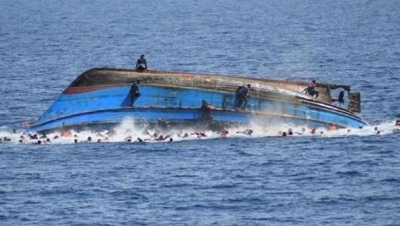 Преобърна се лодка с мигранти, издирват поне 20 души