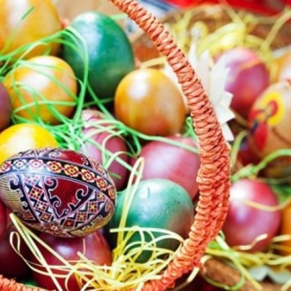 Боядисаните яйца са един от символите на Великден олицетворяващ прераждането