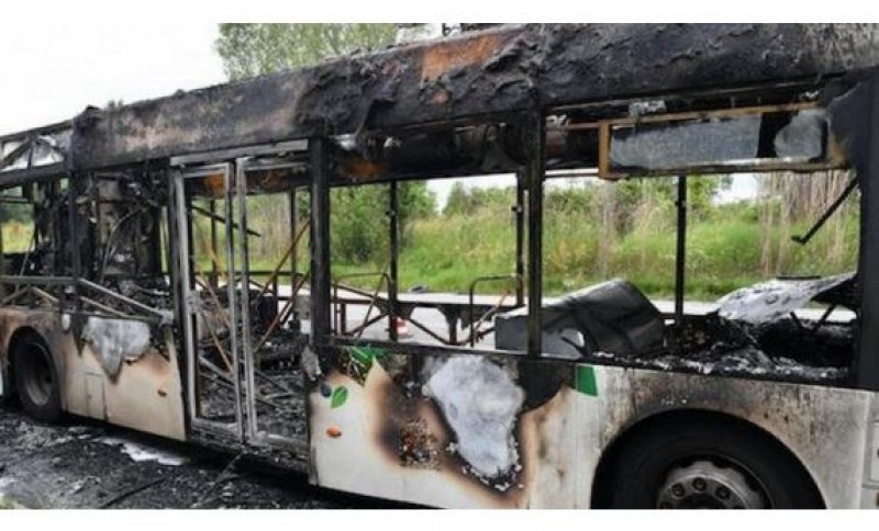 Автобус от градския транспорт на Пловдив е изгорял до основи.
