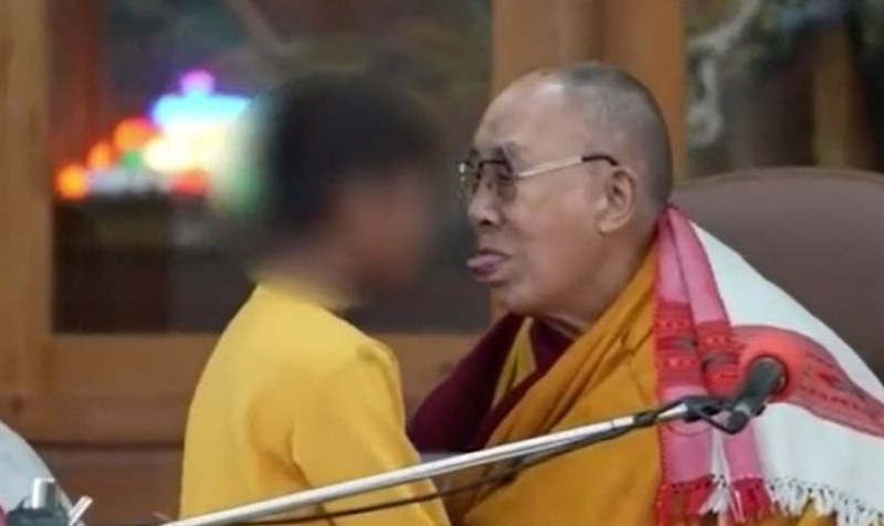 Духовният лидер Далай Лама се появи в притеснително видео. На
