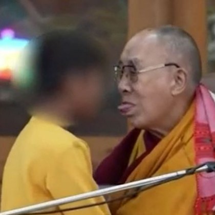 Духовният лидер Далай Лама се появи в притеснително видео На