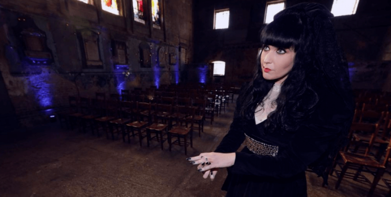 Певицата, която се омъжи за призрак, иска да се подложи на екзорсизъм