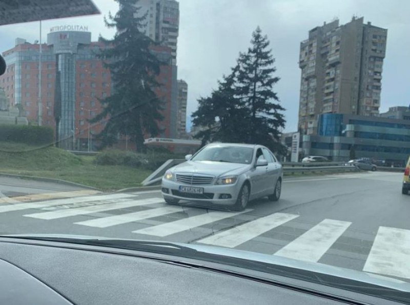 Водачка на автомобил Мерцедес“ се заблуди за движението в София.