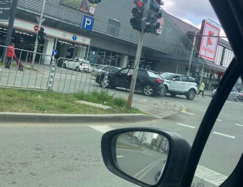 Две коли са се сблъскали в София този следобед. Това
