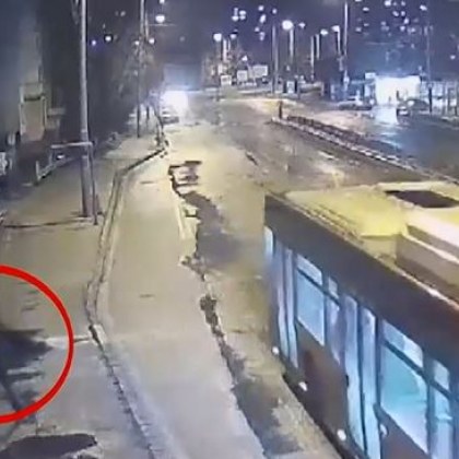 Мъж хвърли камък по движещ се автобус на градския транспорт