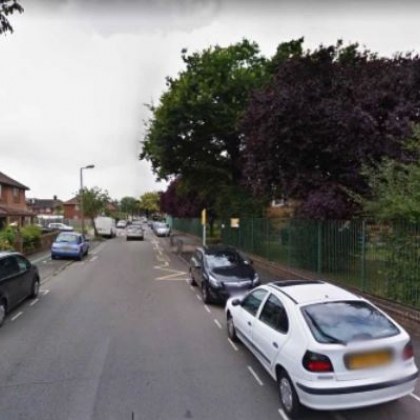 17 годишно момче е убито близо до училище в Източен Лондон