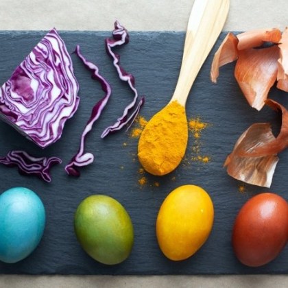 Великденските яйца могат да бъдат боядисани с изкуствени бои а