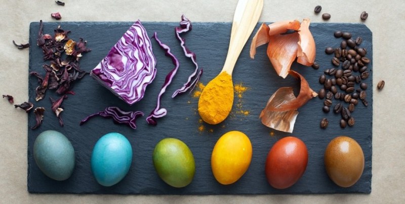 Великденските яйца могат да бъдат боядисани с изкуствени бои, а