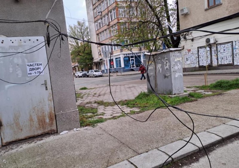 Виснаха жици след преминаването на камион СНИМКИ