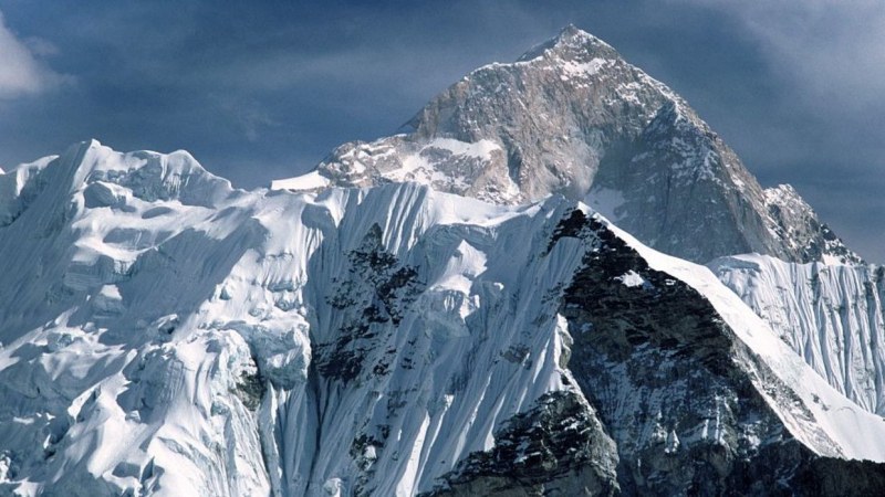 Започна издирването на трима непалски алпинисти, паднали в пукнатина по