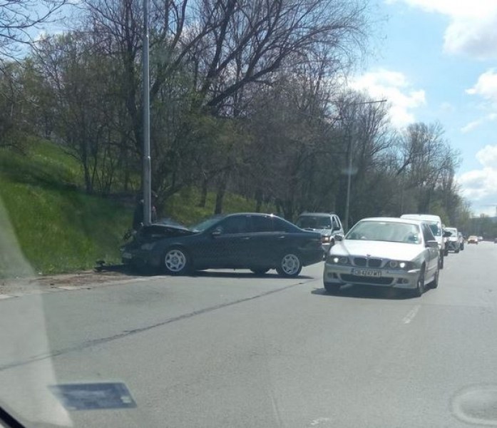 Кола се вряза в стълб в София СНИМКА