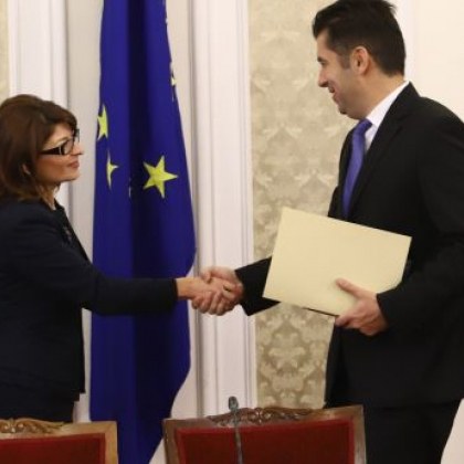 Малко след 14 00 часа в парламента започна втори за деня