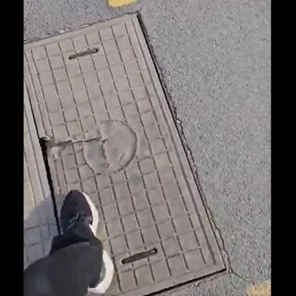 Внимавайте! Тази шахта може да погълне крака ви ВИДЕО