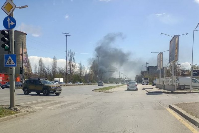 Пожар избухна в столицата, гъст пушек се издига във въздуха СНИМКИ