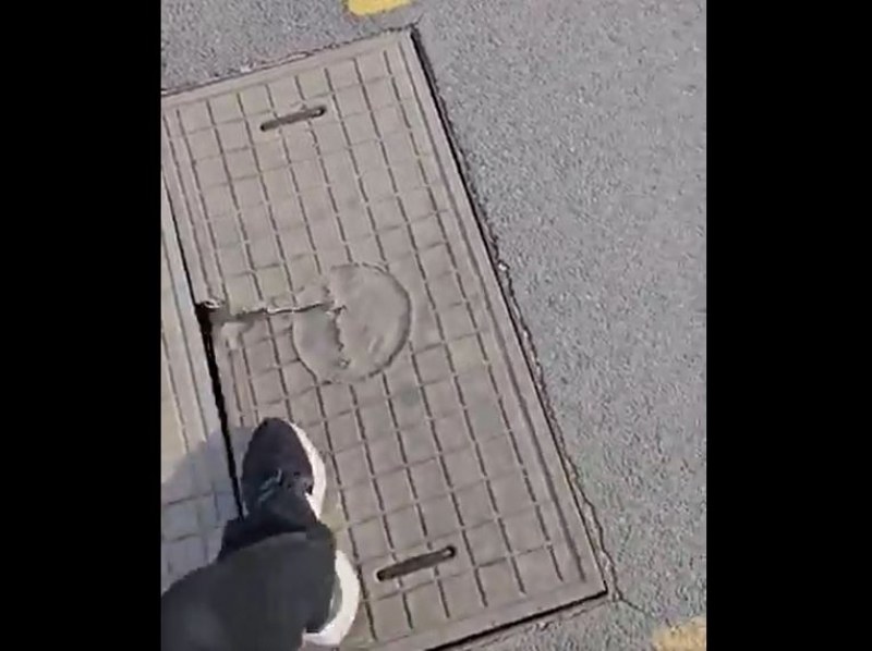 Внимавайте! Тази шахта може да погълне крака ви ВИДЕО