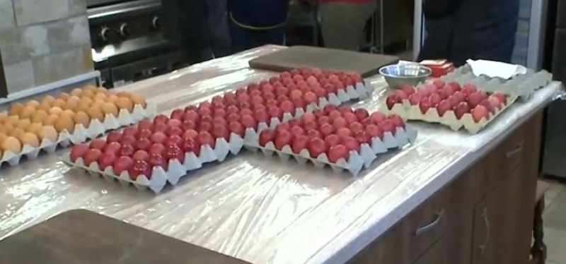 Боядисват 2023 червени яйца в Бачковския манастир