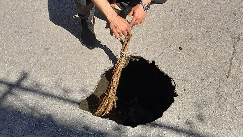 Голяма дупка се отвори на ул. Никола Димков в Пловдив.Пловдивчани
