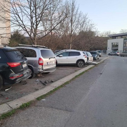 Водач на БМВ помете паркирани коли в София Инцидентът е