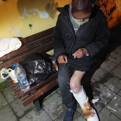 Бездомен мъж се намира в окаяно състояние в Несебър Човекът