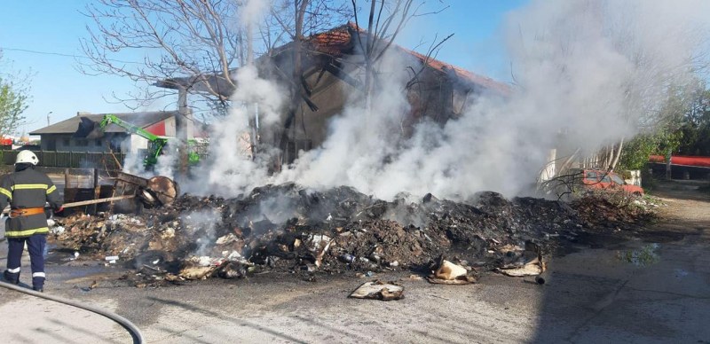 Пожар гори край Гребната база в Пловдив*