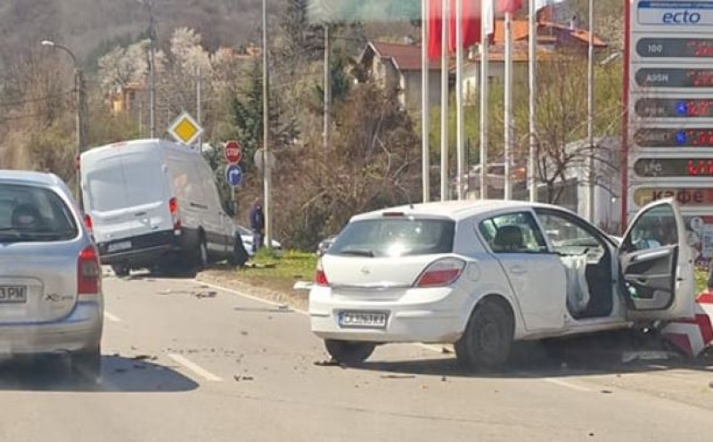 Произшествие с бус и кола в София СНИМКА