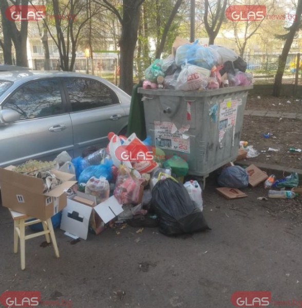 Не събират боклука от контейнери в София! Защо? СНИМКИ