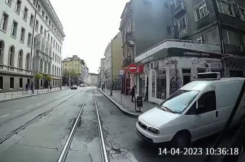 Кола се натресе в трамвай в София ВИДЕО