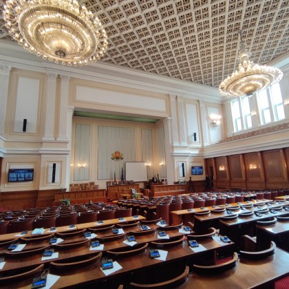 Новият парламент започна с фалстарт и след рекордно кратко заседание