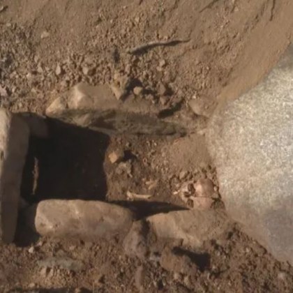 Семейство откри древна гробница от 11 век в нивата си