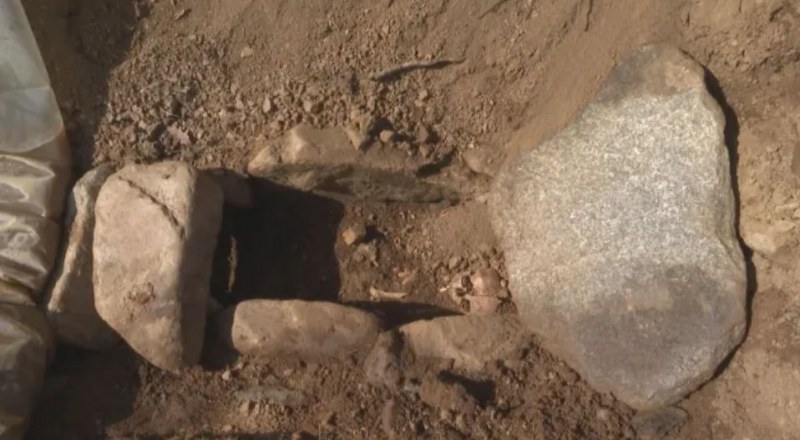 Семейство откри древна гробница от 11 век в нивата си.