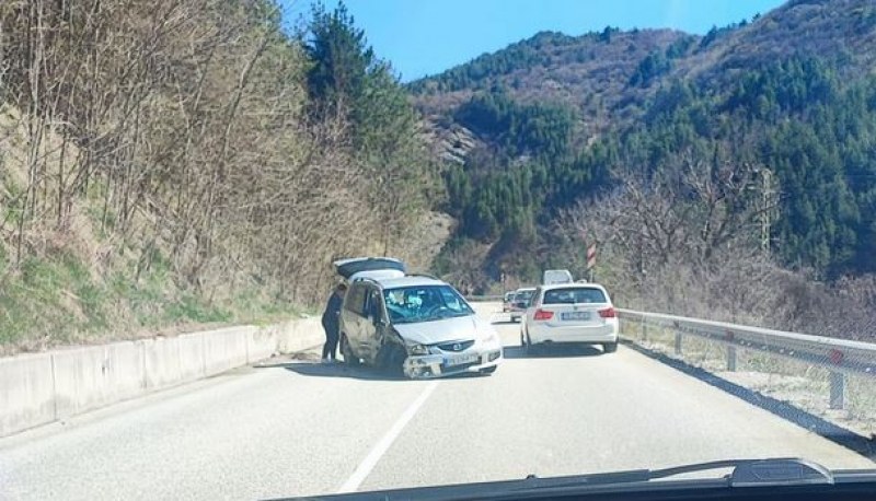 Катастрофа на пътя Асеновград - Смолян, има щети СНИМКА