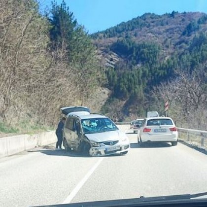 Катастрофа затруднява движението на пътя Асеновград Смолян съобщават очевидци