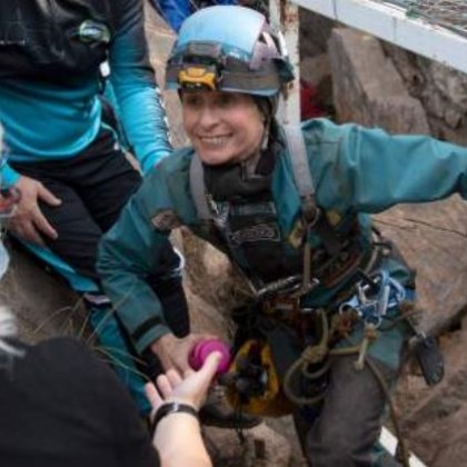 Испанската екстремна спортистка Беатрис Фламини излиза от пещерата след като е
