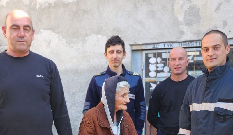 Пловдивски спасители не изоставят 77-годишната Елена СНИМКИ