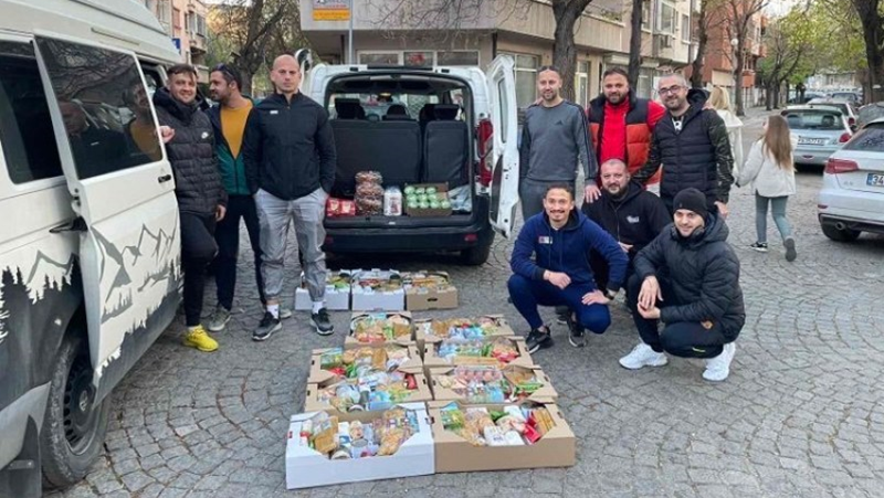 Доброволци от Пловдив подариха усмивки на хора в нужда СНИМКИ