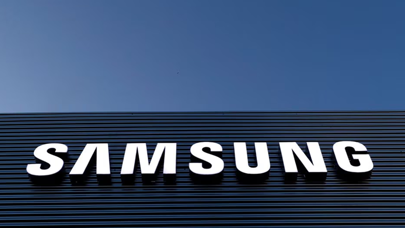 Samsung връща сменяемите батерии на някои от своите смартфони. Това съобщава изданието PhoneArena.Според