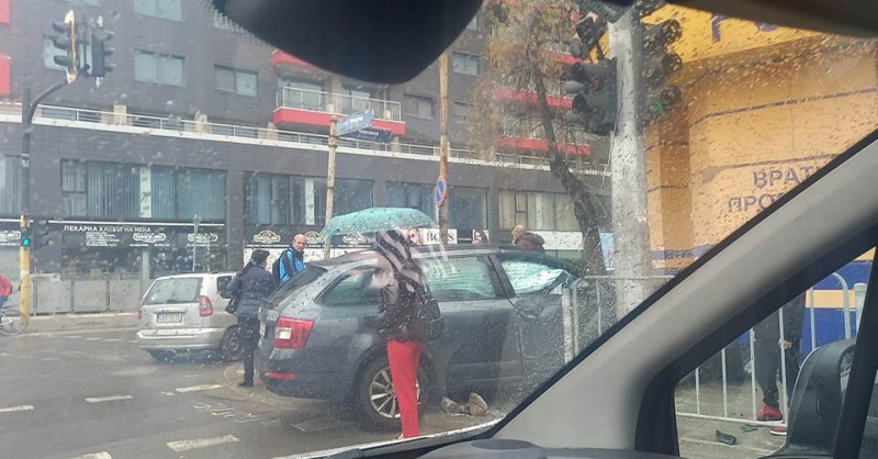 Кола се блъсна в сграда в София СНИМКА