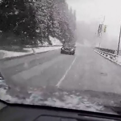 Обилен снеговалеж е паднал по проходите Превала Пампорово и Рожен