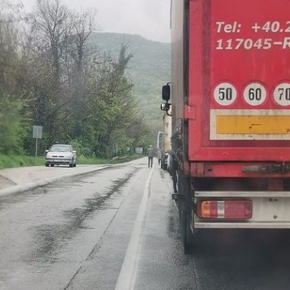Тир се завъртя и затвори пътя Велико Търново-Русе