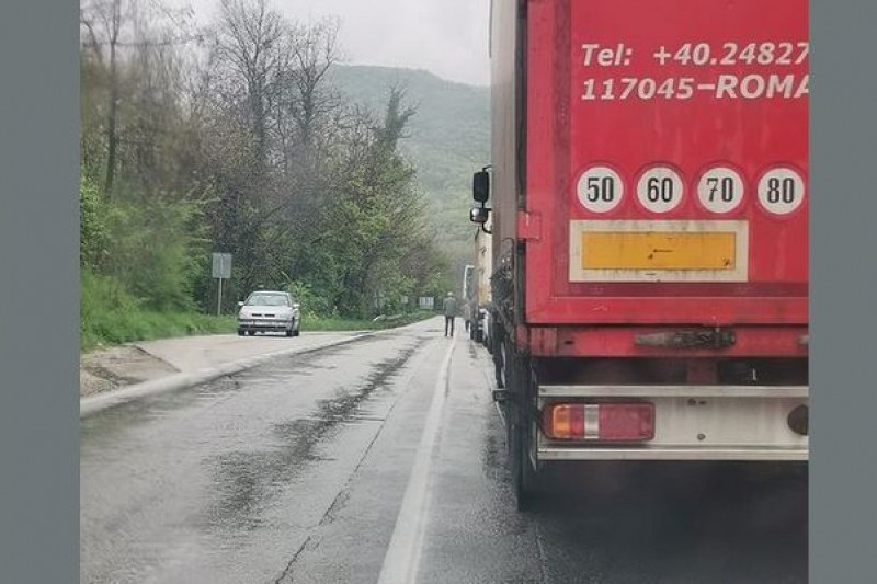 Тир се завъртя и затвори пътя Велико Търново-Русе