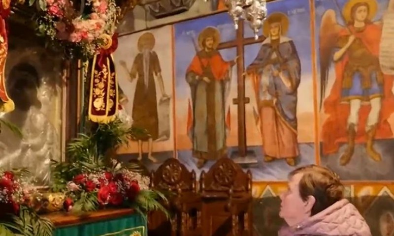 Вярващи се събират за литийно шествие в Бачковския манастир